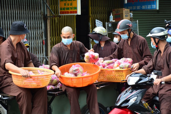 Continuing to support people in need in the Covid-19 pandemic of Hoang Phap Pagoda (series 4)